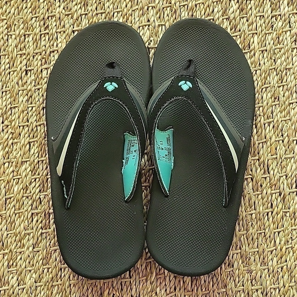 REEF sandal flip flops in black and teal. Size is 5. In good condition.